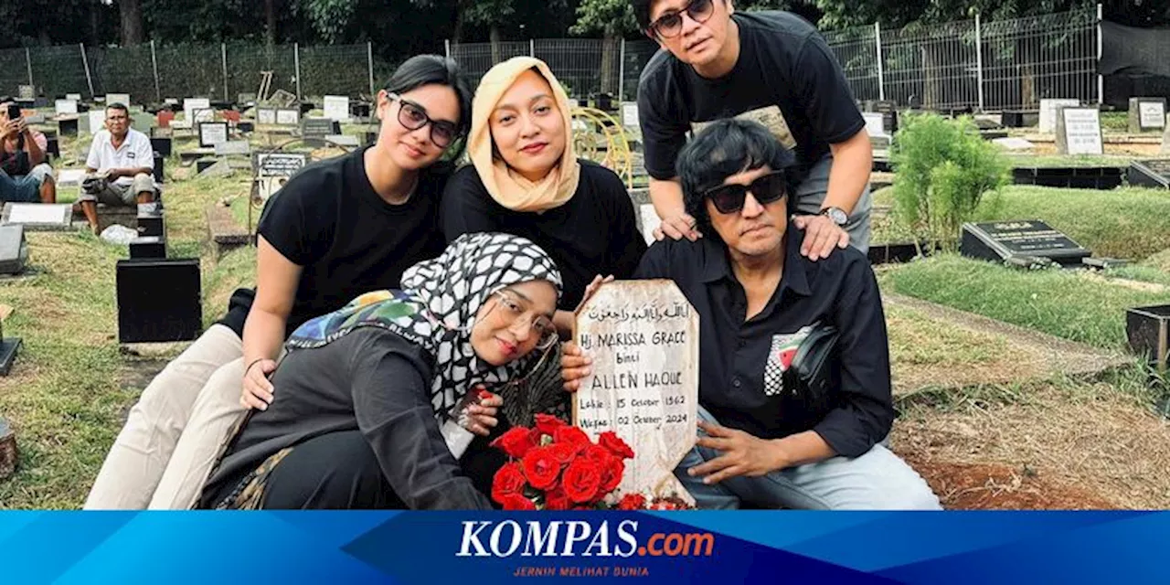 Potret Ikang Fawzi dan Kedua Anaknya Ziarah ke Makam Marissa Haque