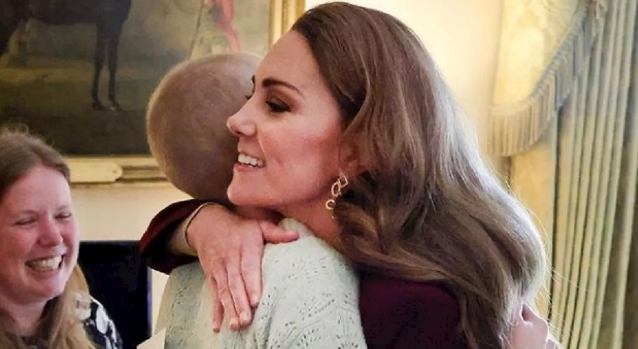 Kate Middleton abbraccia Liz, di cosa ha parlato con la 16enne malata di tumore: «Non della malattia, abbiamo