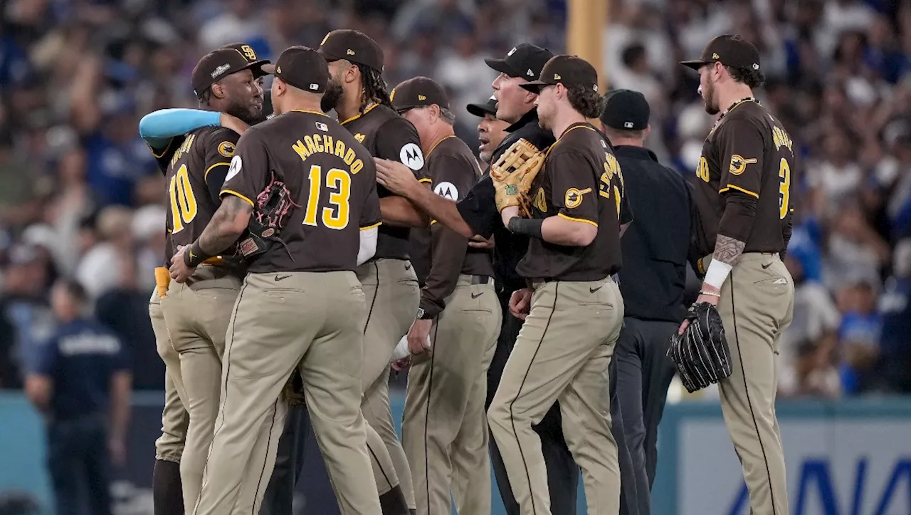 Aficionados de Dodgers lanzaron pelotas y basura al campo en derrota ante Padres