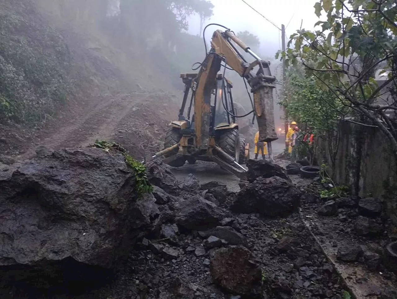 Continúa cerrado el paso Molango-Xochicoatlán por nuevo derrumbe