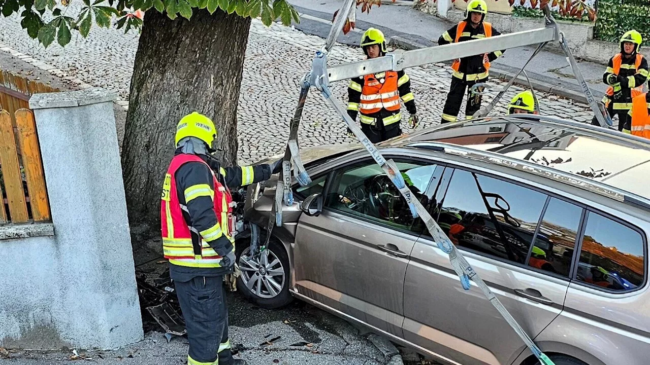 Autofahrer wurde übel: Gegen Baum gekracht