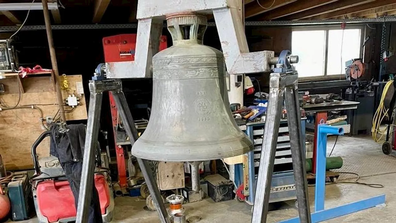 Inwoners van Welberg geven Canadese bevrijders bronzen klok cadeau