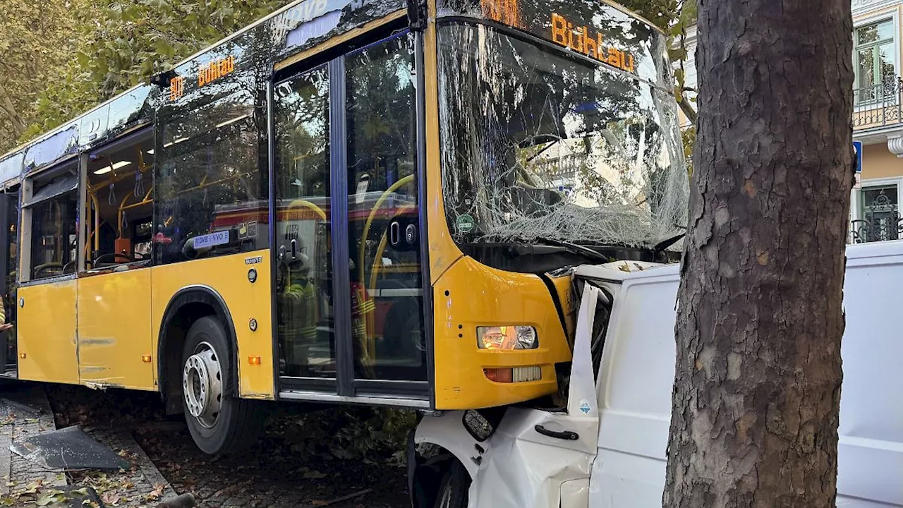 Unfall in Dresden: 30 Verletzte bei schwerem Bus-Unfall - Kliniken in Alarmbereitschaft