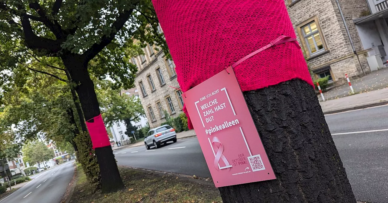 Bäume in Herford mit pinken Schals umwickelt - das steckt dahinter