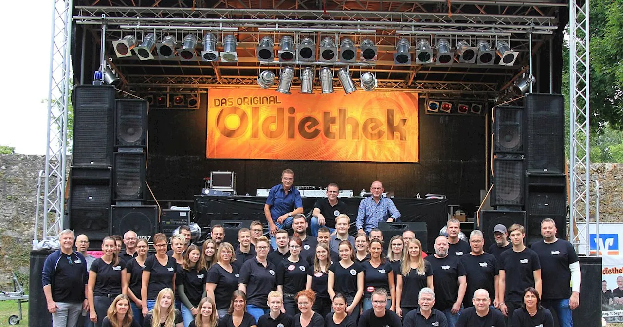 Eine Bürgerhalle bei Brakel verwandelt sich in eine Oldie-Diskothek