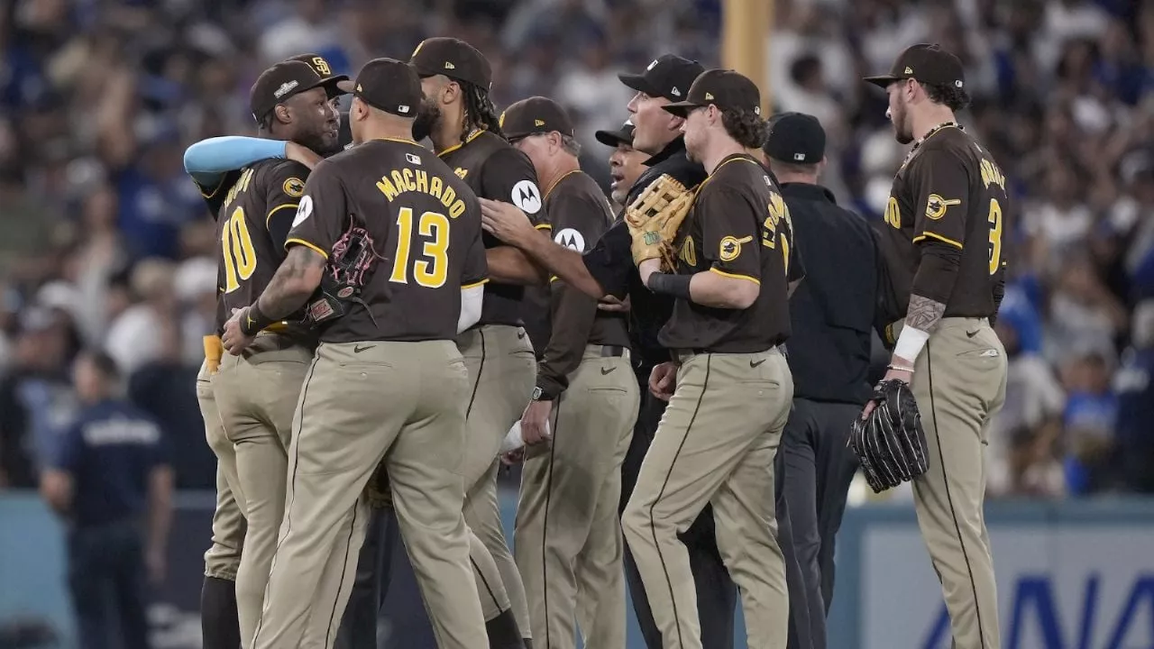 Fans de Dodgers lanzan pelotas y basura al campo, interrumpen victoria de los Padres (Video)