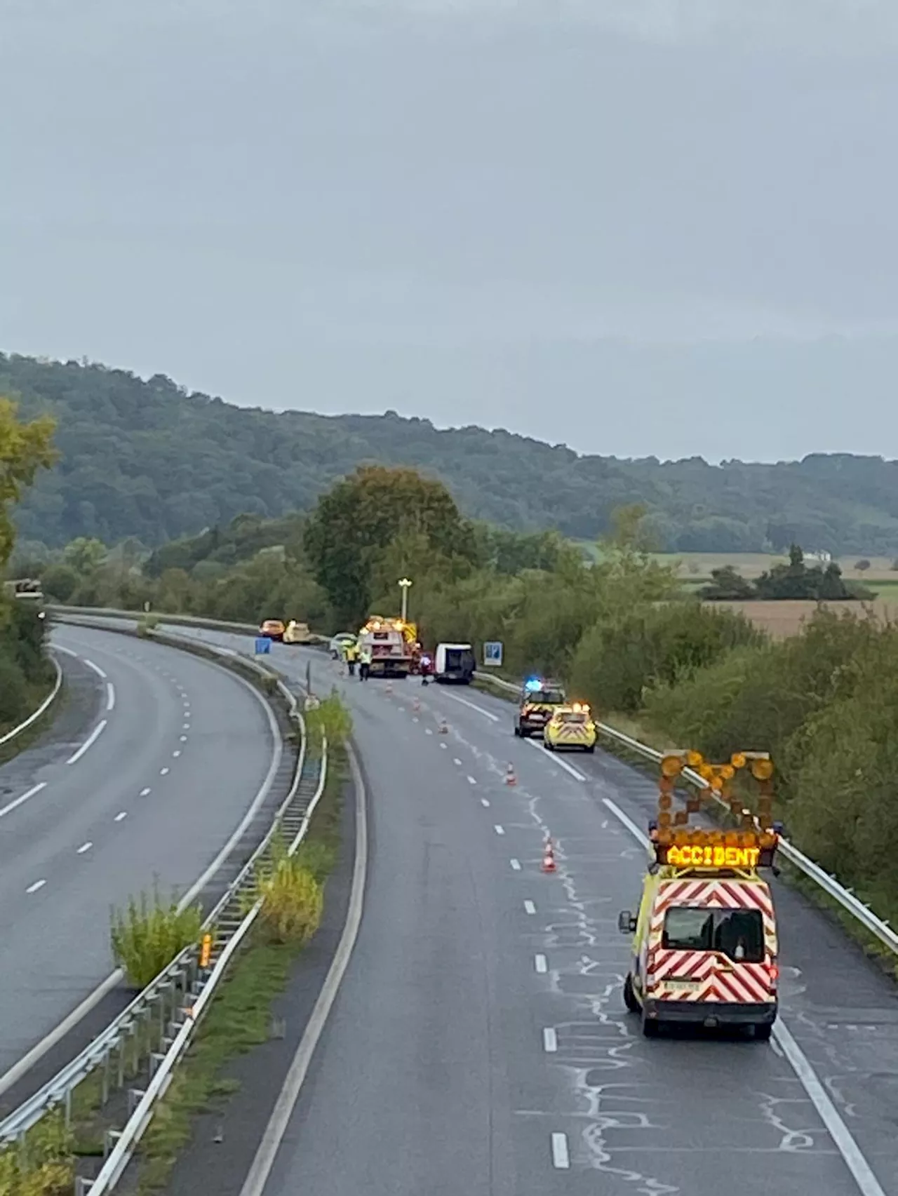 Pyrénées-Atlantiques : une camionnette frigorifique en feu après un accrochage sur l’autoroute A64