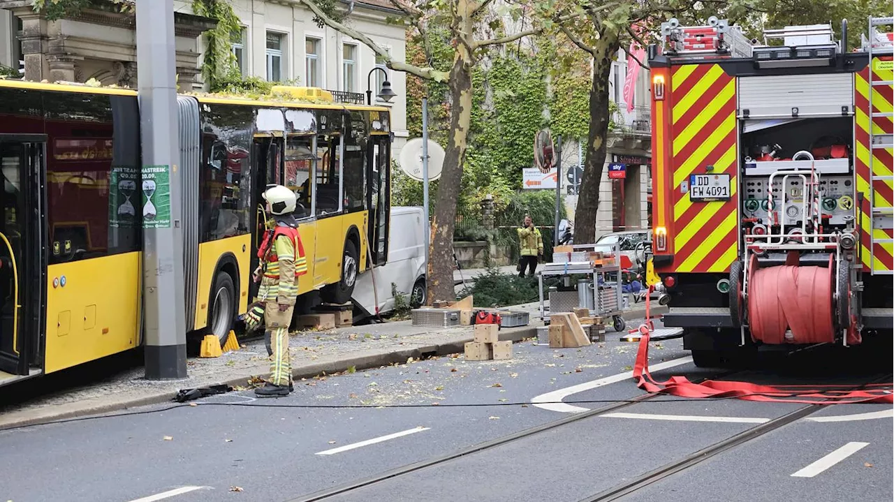 Schwerer Unfall in Dresden: Bus prallt gegen Baum und landet auf Kleintransporter