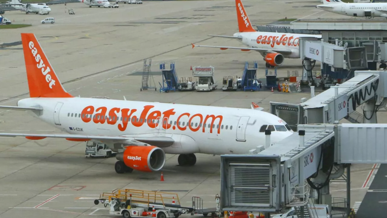 Sale su un volo Easyjet e viene arrestato: 'Voleva nascondersi'