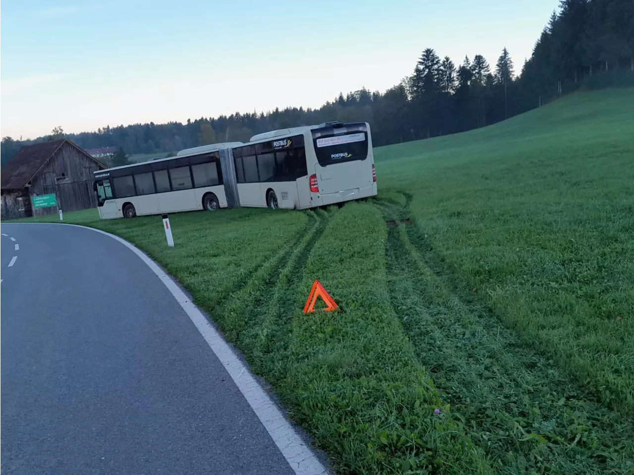 Da steht ein Bus in der Wiese und keiner weiß warum ...