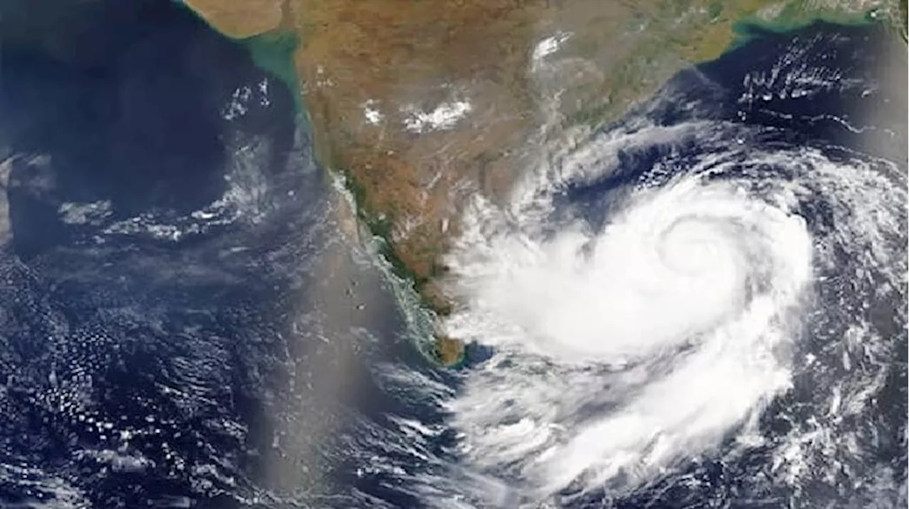 Cyclone Alert: బంగాళాఖాతంలో తుపాను హెచ్చరిక, ఏపీకు మూడు రోజులు భారీ వర్ష సూచన