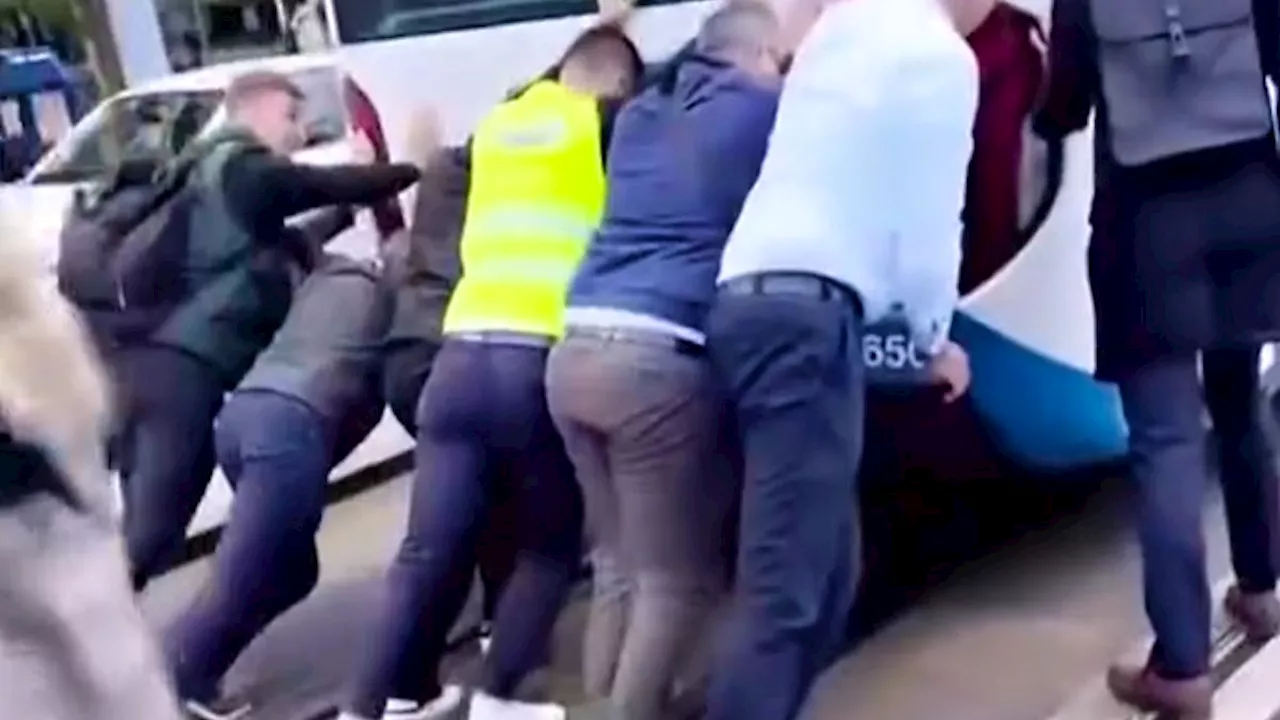 Zürich: Pendler müssen Bus schieben