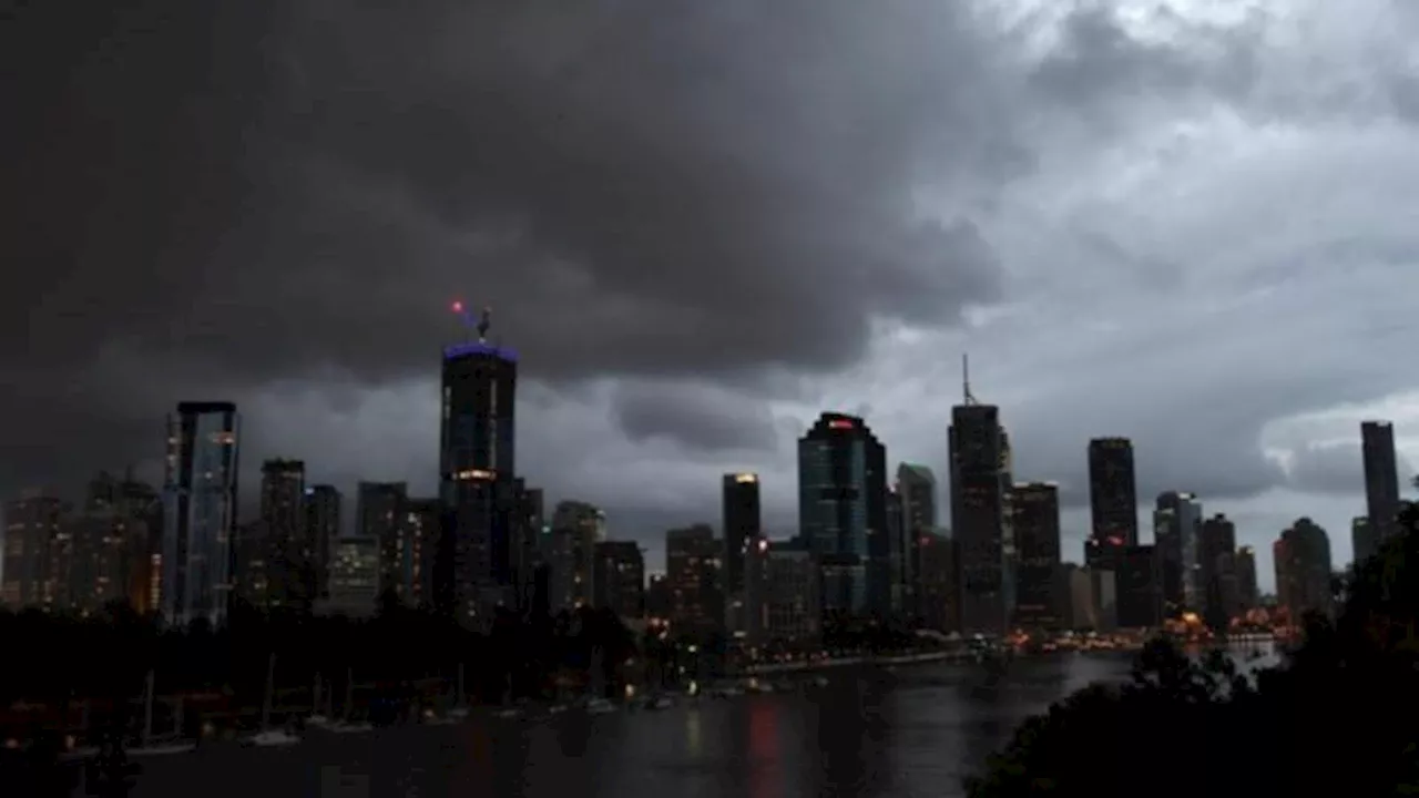 Residents prepare for severe thunderstorm as warning issued for parts of south-east Queensland