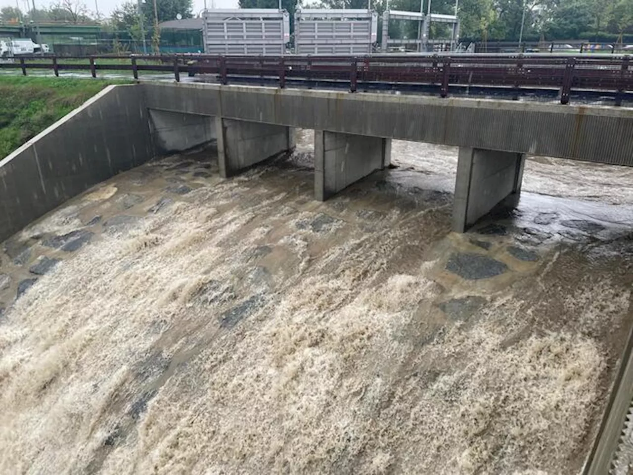 A Milano esondato il Lambro, attivata la vasca del Seveso per raccogliere la piena