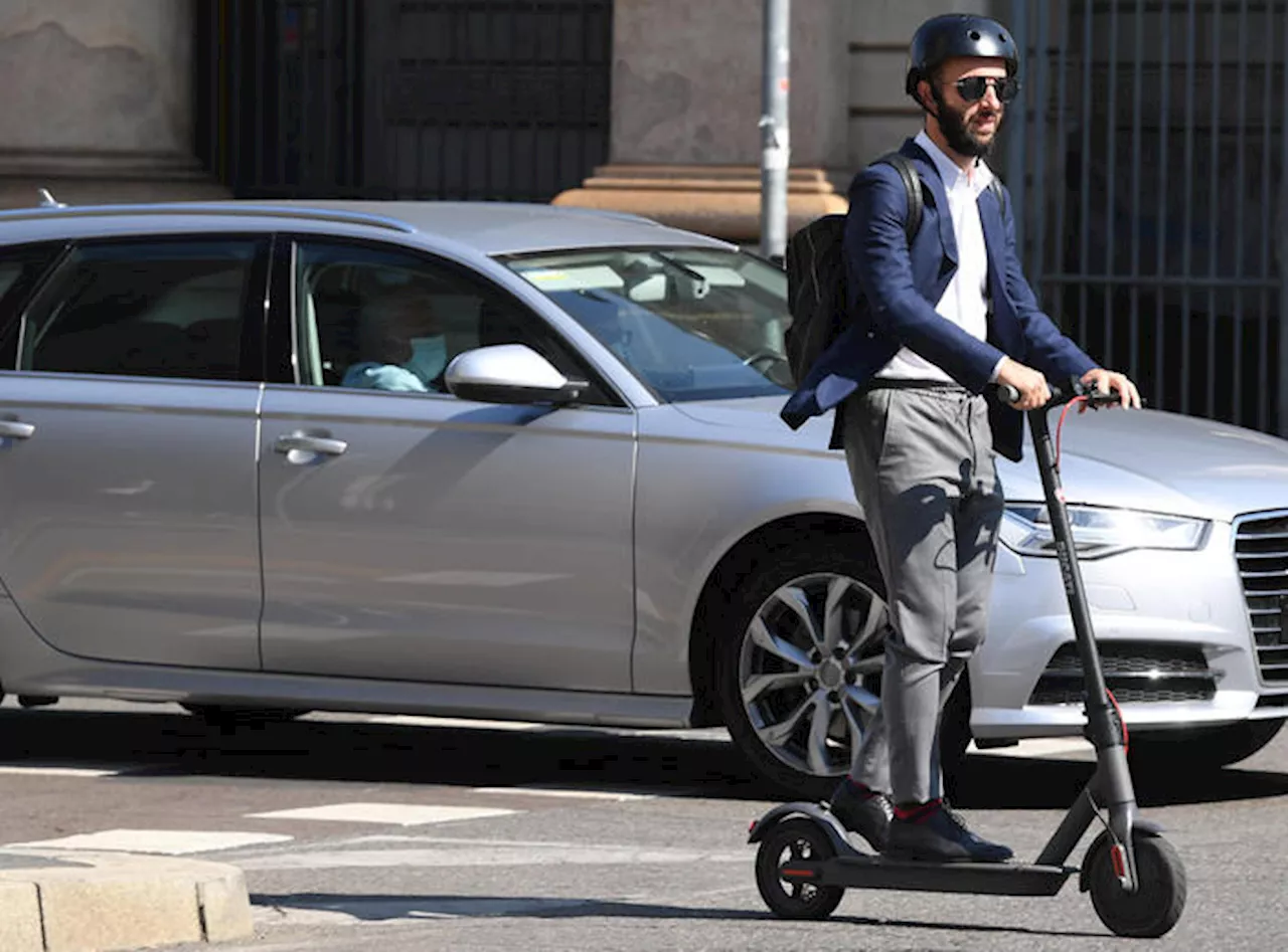 No all'obbligo di casco in monopattino per maggiorenni