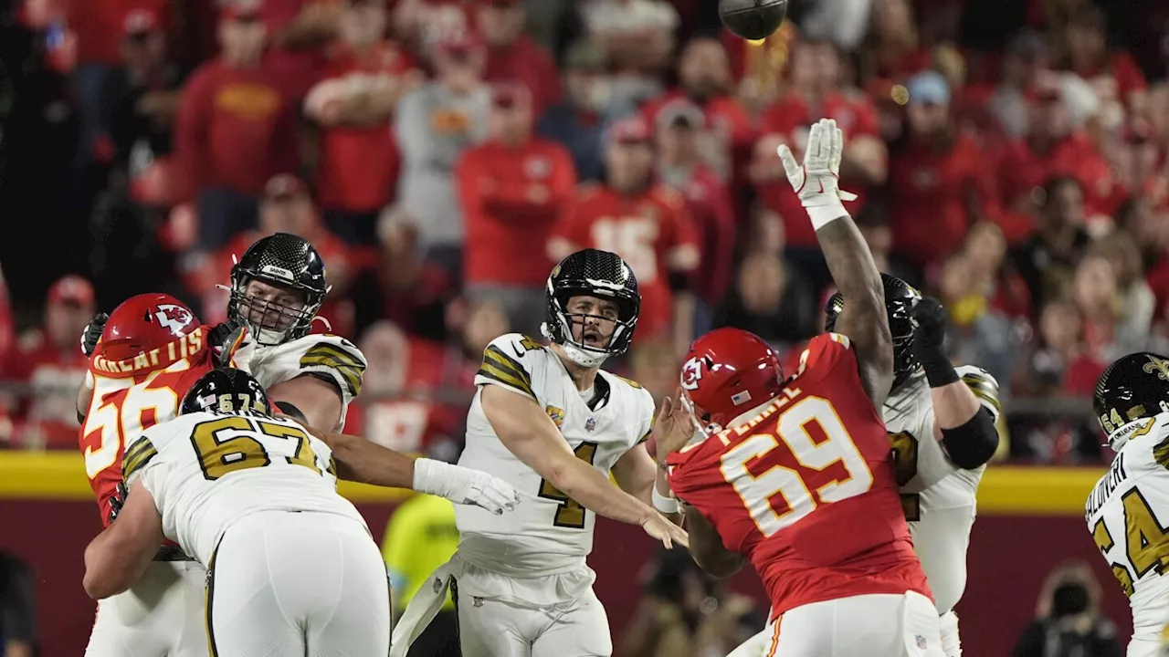 Saints quarterback Derek Carr leaves with oblique injury in another losing night against the Chiefs