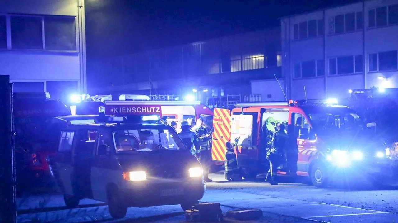 Feuerwehr rückt zum Großbrand aus: Wieder brennt Industriehalle in Kissing