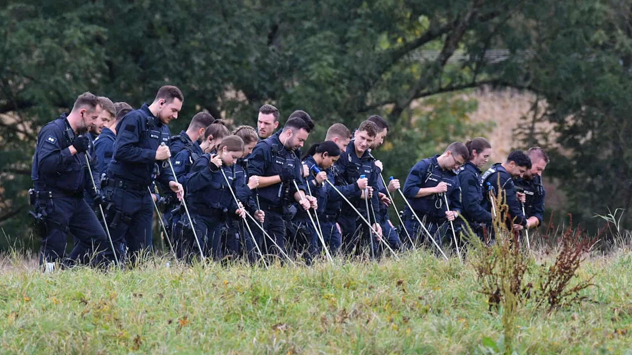 Frau ermordet: Hundertschaft sucht nach Spuren des Garten-Killers