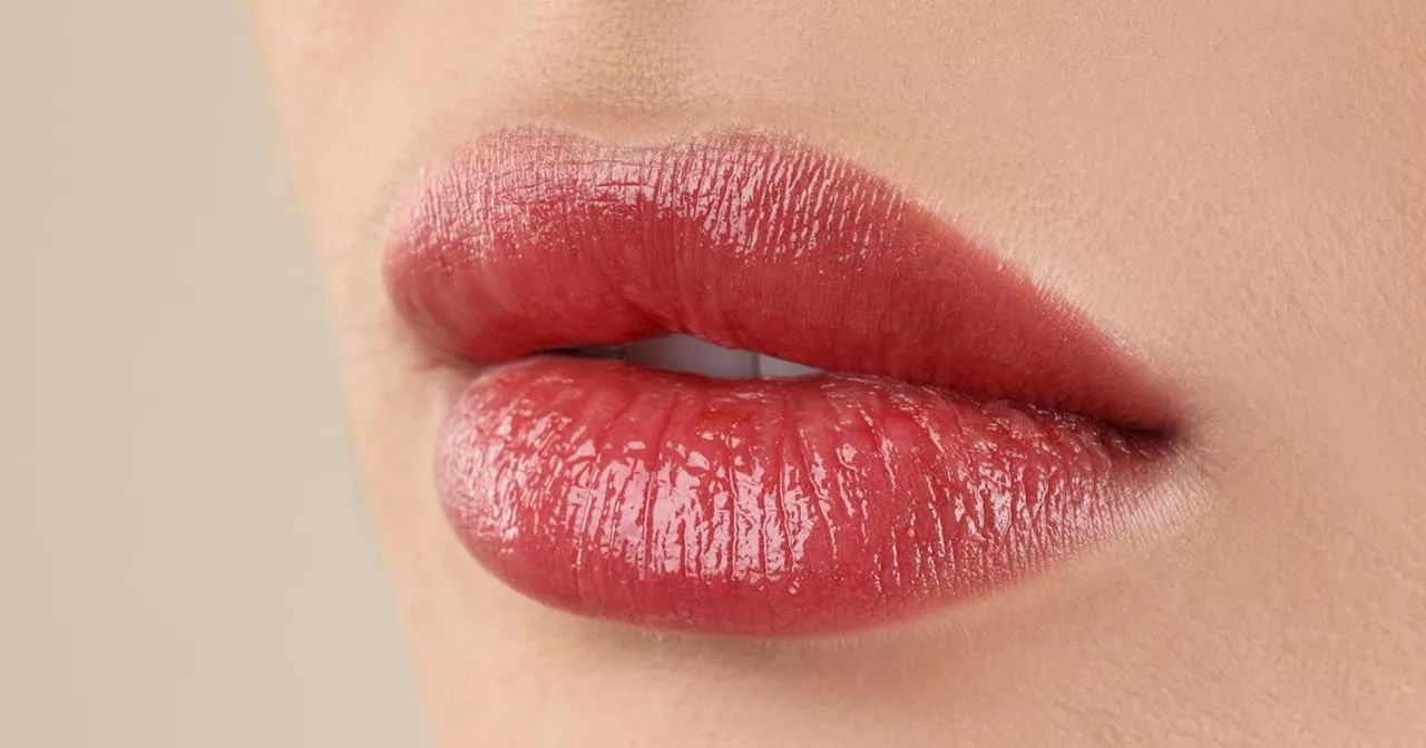 Ciao schmale Lippen: Dieser Lippenstift für 9 Euro schenkt sofort mehr Volumen