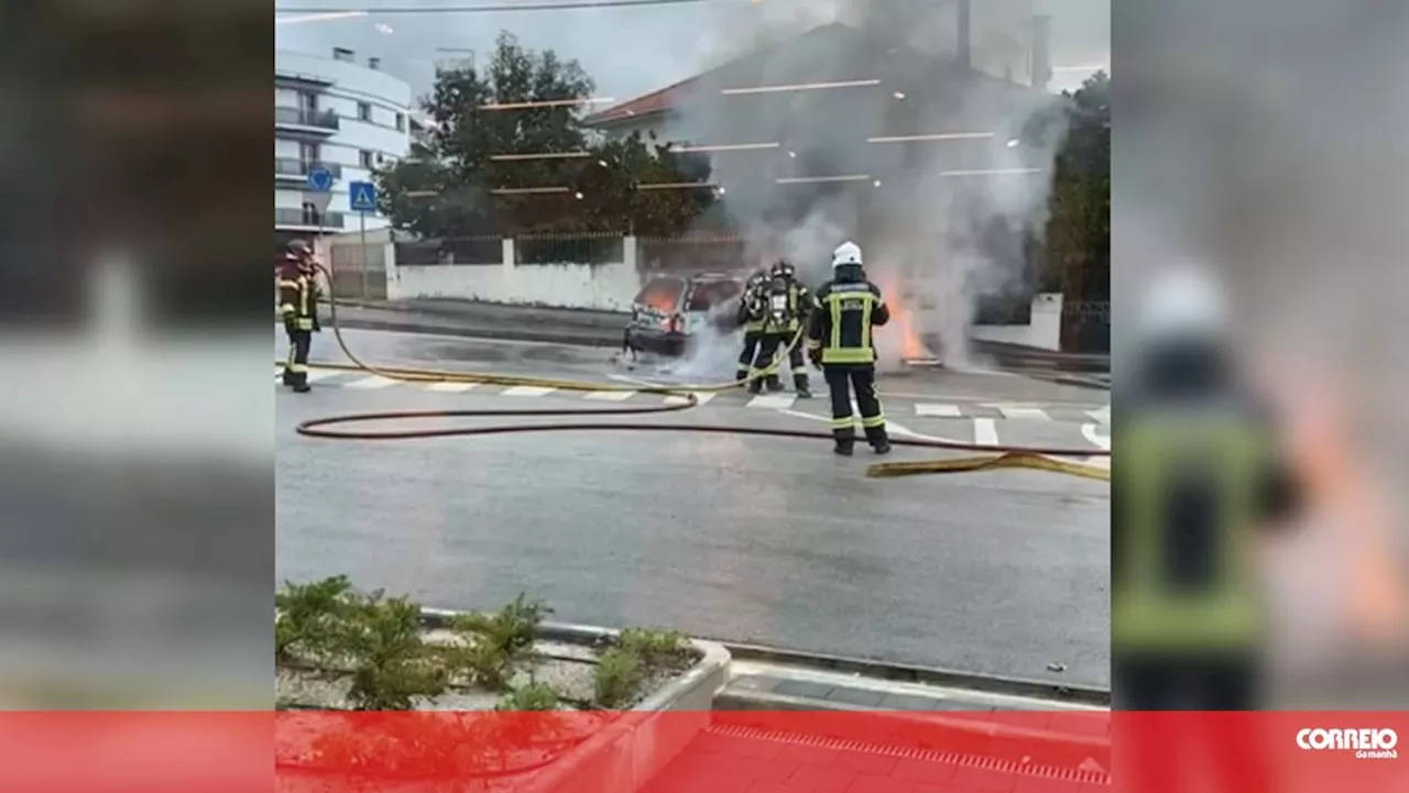 Carro arde perto do Estádio Municipal de Leiria