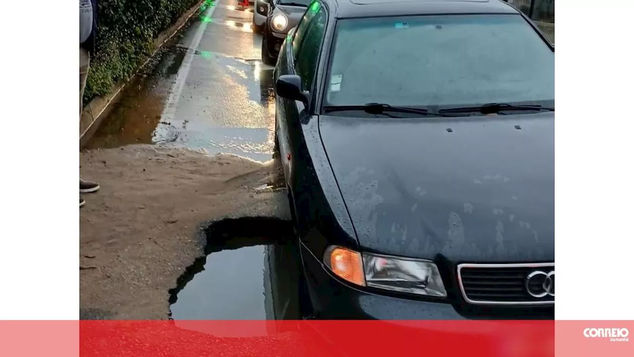 Carro cai em buraco no meio da estrada em Espinho