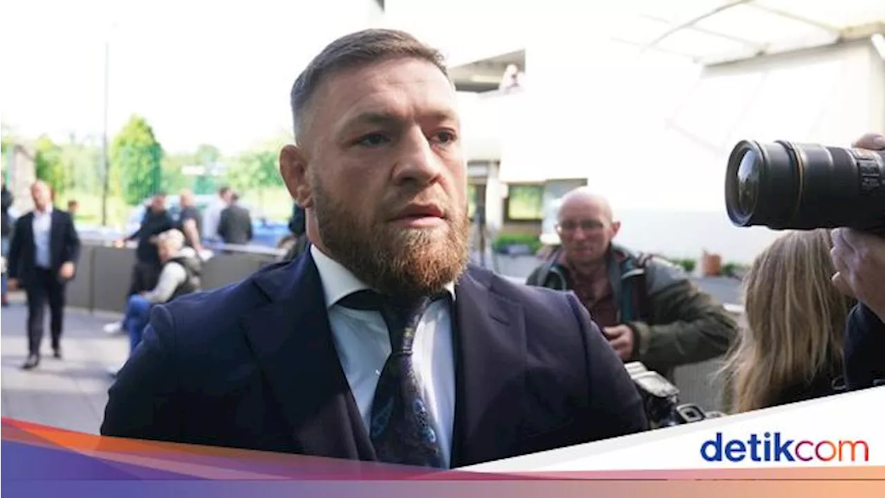 Kok Bisa Conor McGregor Masuk Lapangan lalu 'Tendangi' Bukayo Saka?