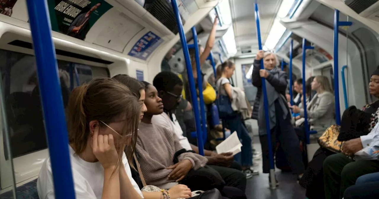 Londra, le regole del galateo in metropolitana