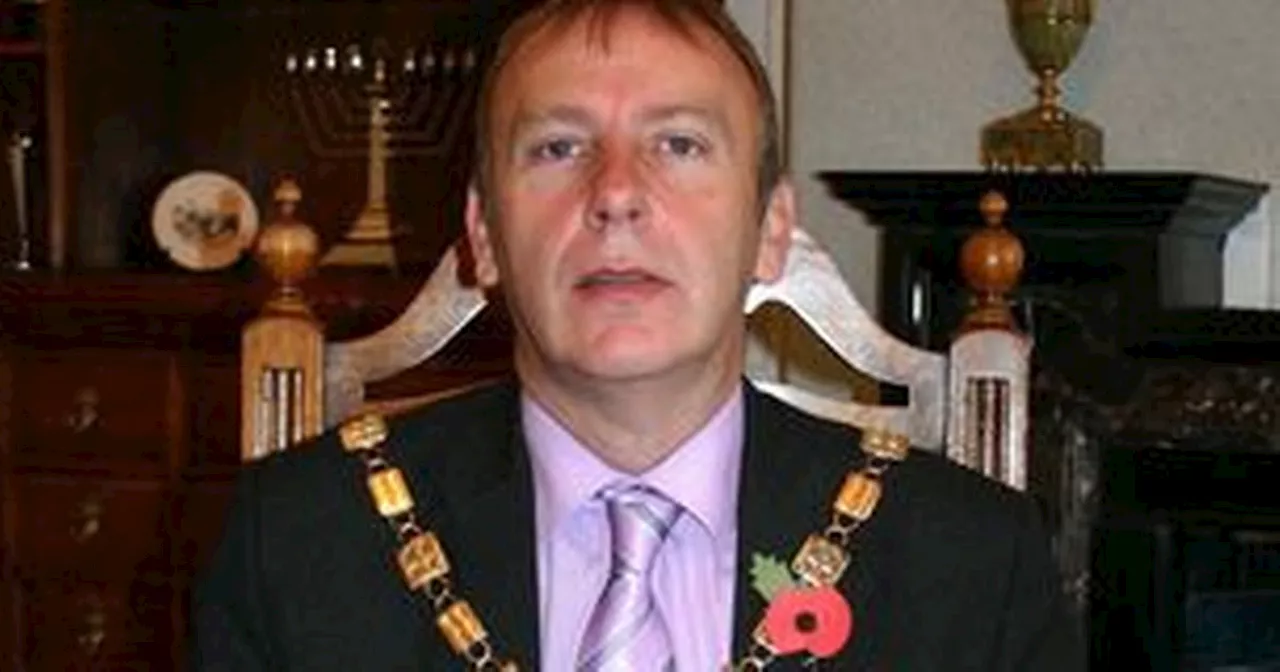 Shamed pervert ex-mayor finally resigns as councillor