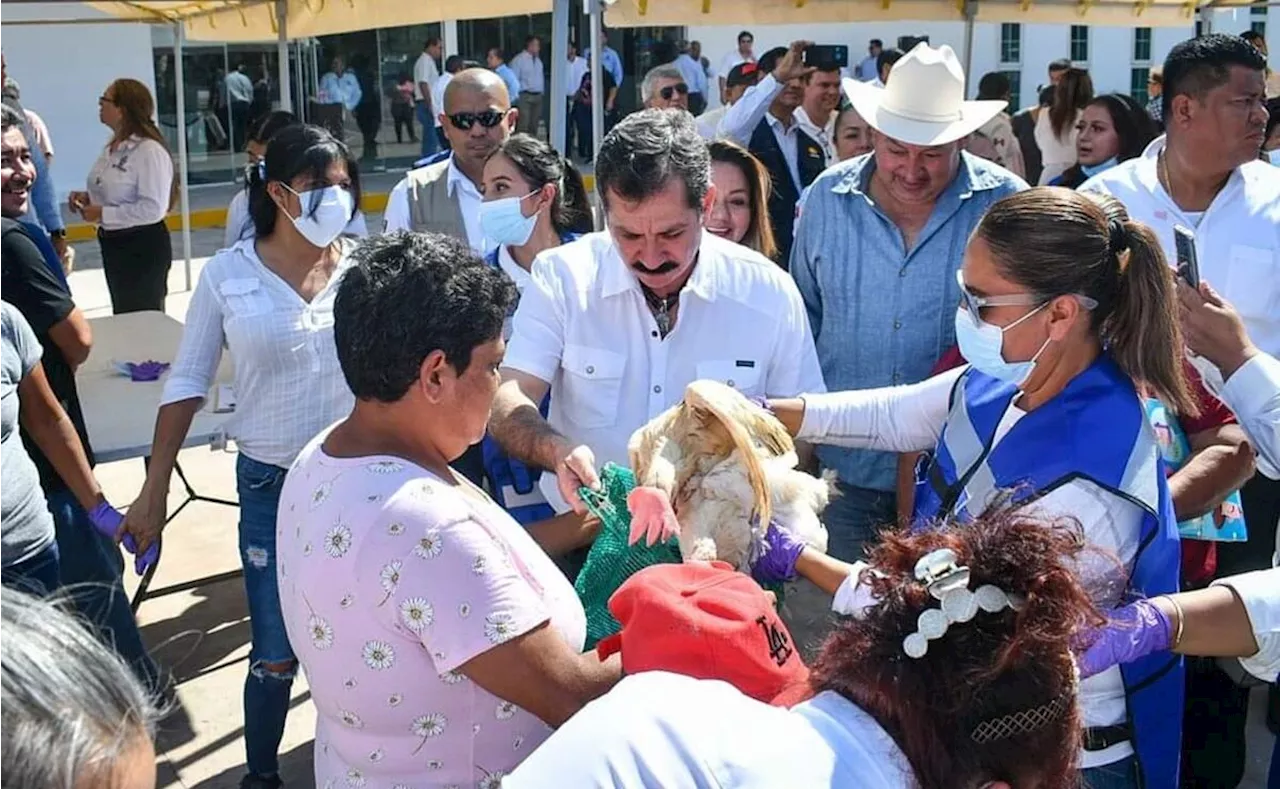 Alcalde regala gallinas a habitantes de Río Bravo, Tamaulipas