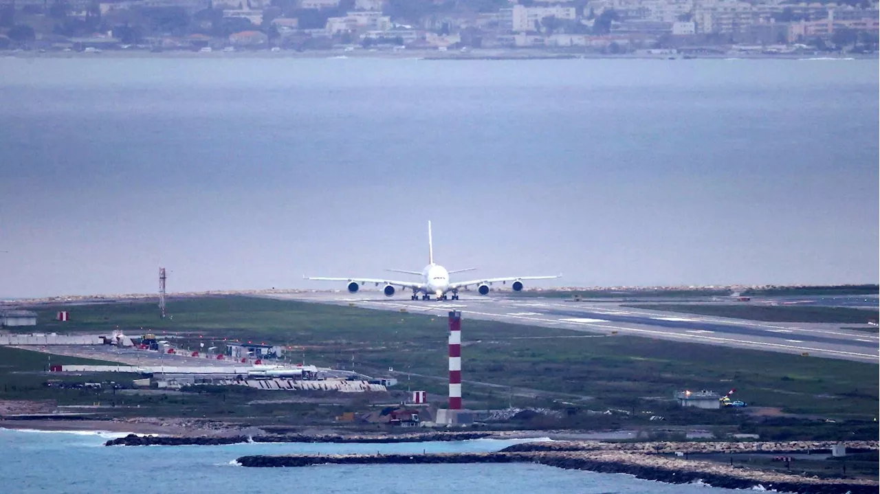 Des retards et des annulations de vols à l’aéroport de Nice-Côte d'Azur, des éboulements sur les routes à caus