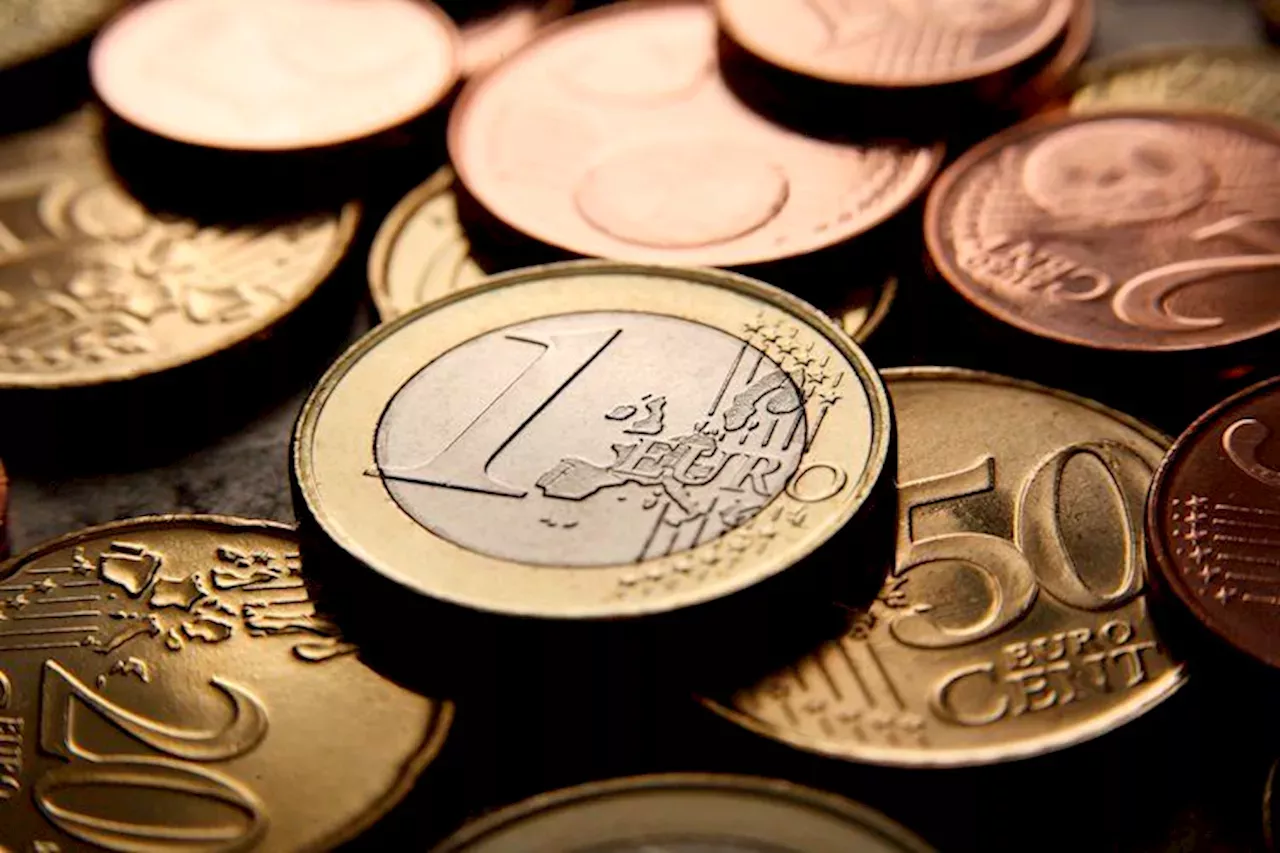 EUR/USD edges higher though Fed smaller rate cut bets keep downside