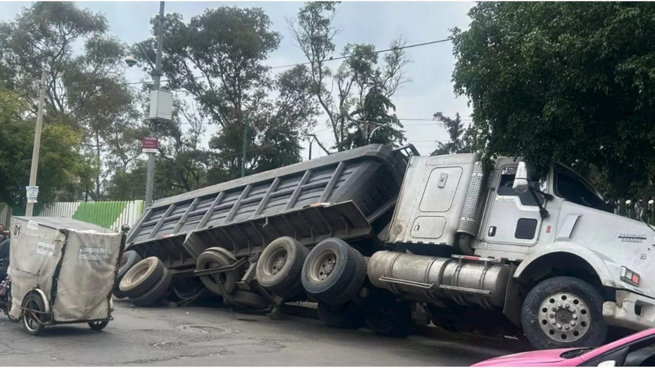 Tráiler cae a socavón en colonia Del Valle, Ciudad de México