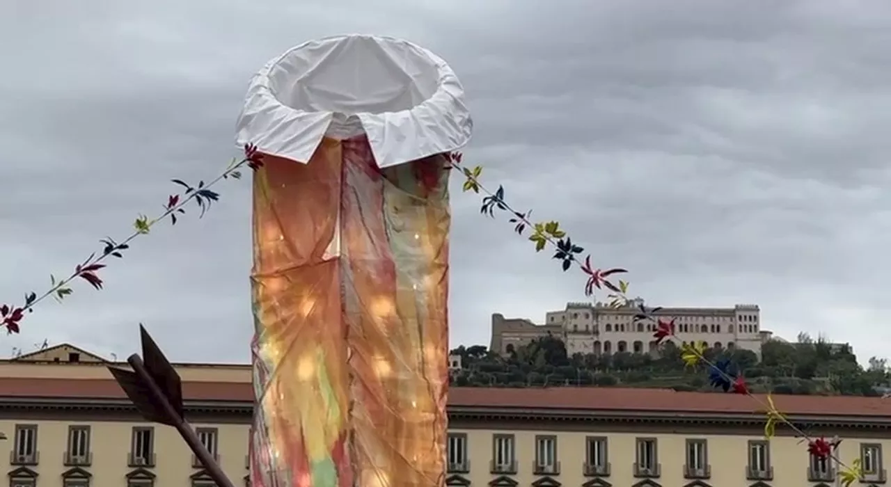 Napoli, a piazza Municipio l'opera Tu si ’na cosa grande di Gaetano Pesce