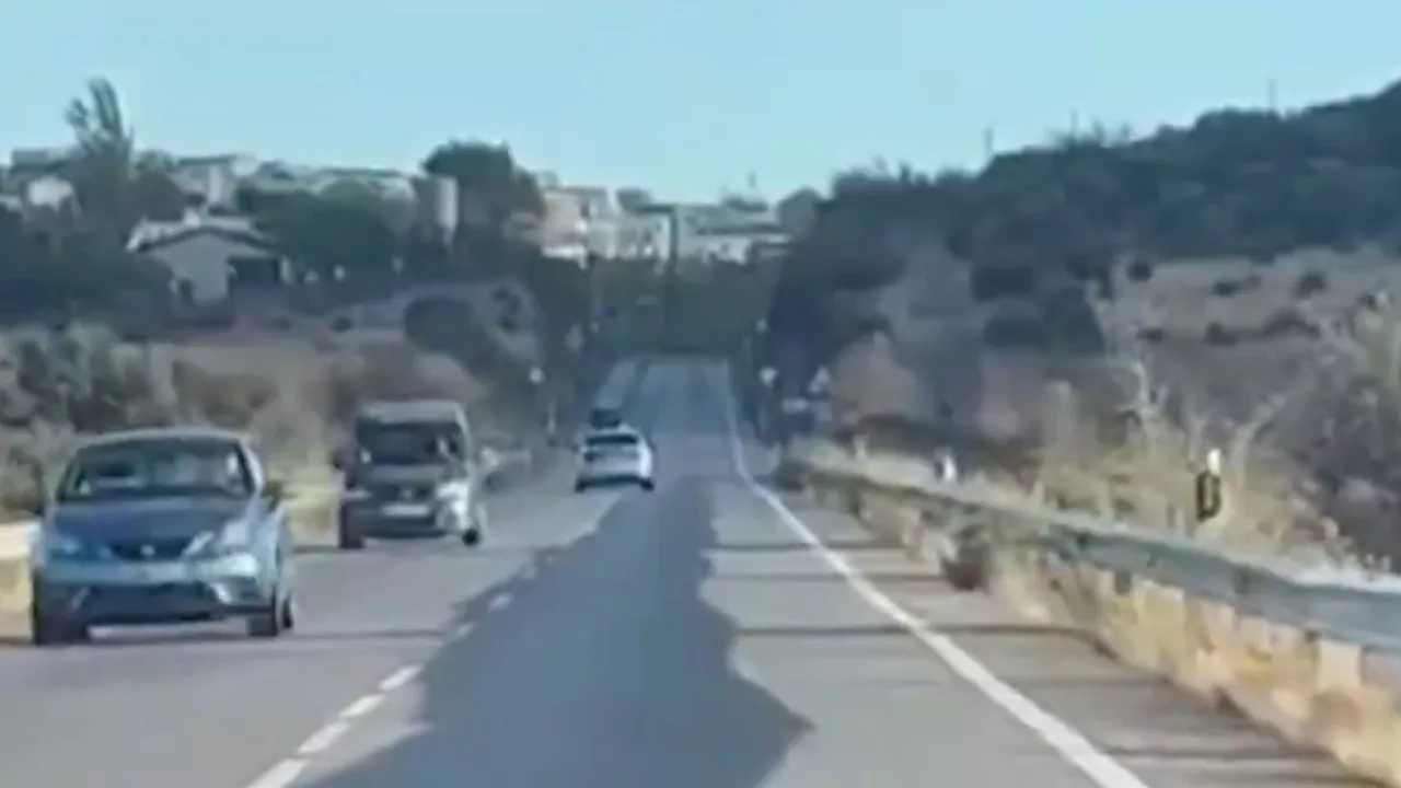 Un conductor invade repetidamente el carril contrario en una carretera de Cáceres