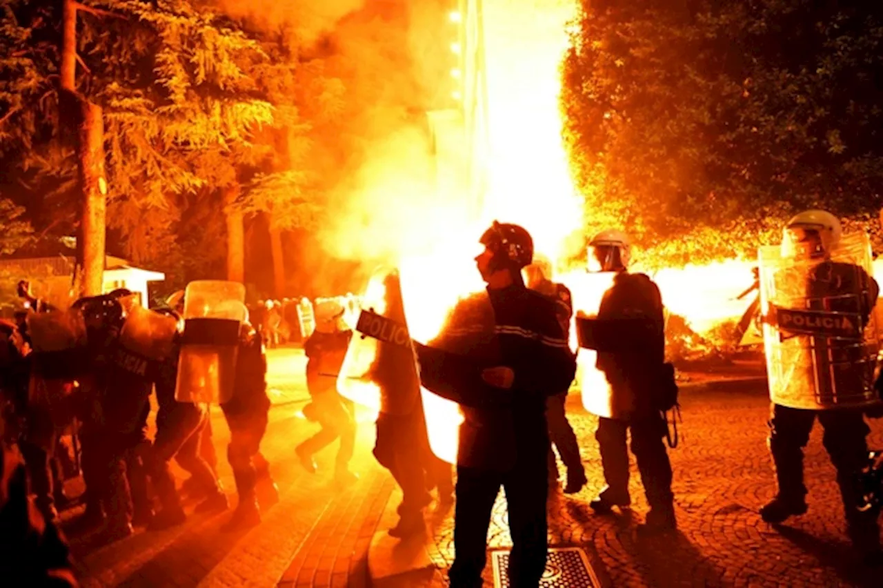 A Tirana, in Albania, ci sono stati scontri durante una manifestazione dell’opposizione