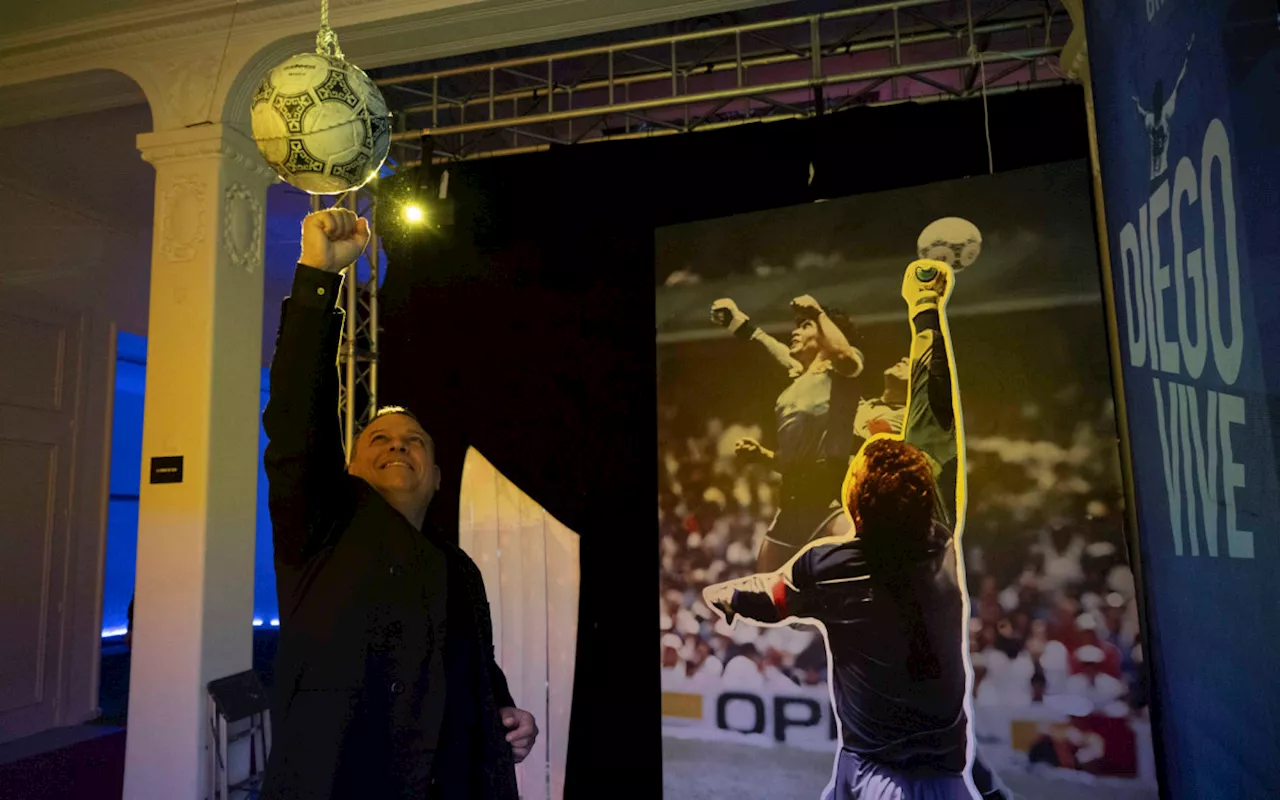 Exposição em homenagem a Maradona permite tirar foto recriando gol de mão na Copa de 86