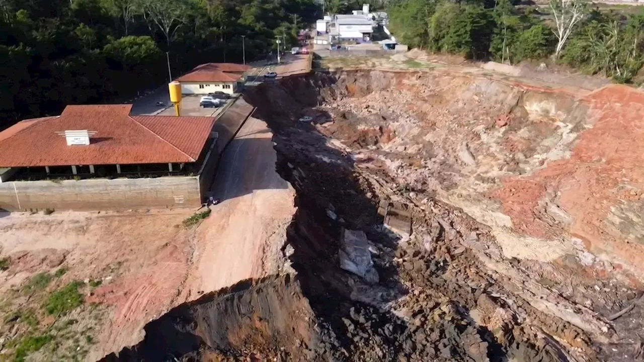 Bombeiros buscam criança desaparecida após deslizamento no rio Solimões, no Amazonas; vídeos