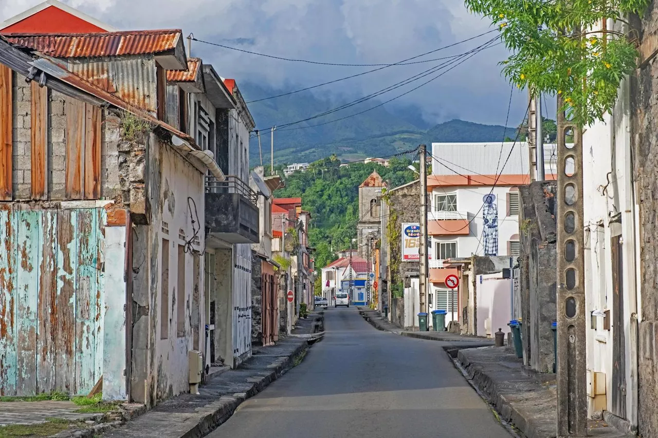 Vie chère en Martinique : des policiers blessés lors d’affrontements avec des manifestants