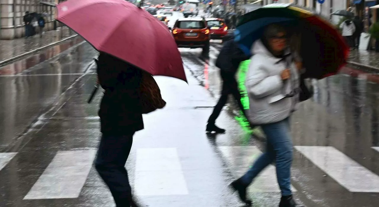 Maltempo, è allerta al Centro-Nord: fiumi esondati e allagamenti diffusi. Rami e alberi caduti a Roma. Le regi