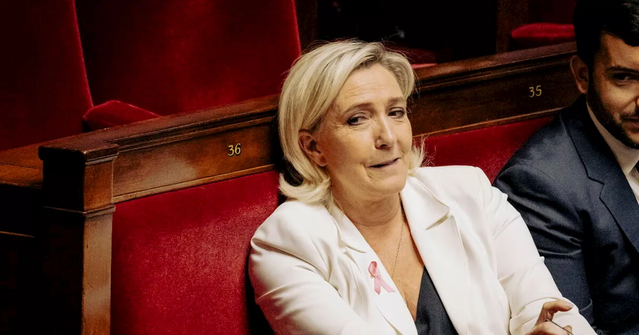 Marine Le Pen dans un fauteuil à l’Assemblée, sur un siège éjectable au tribunal