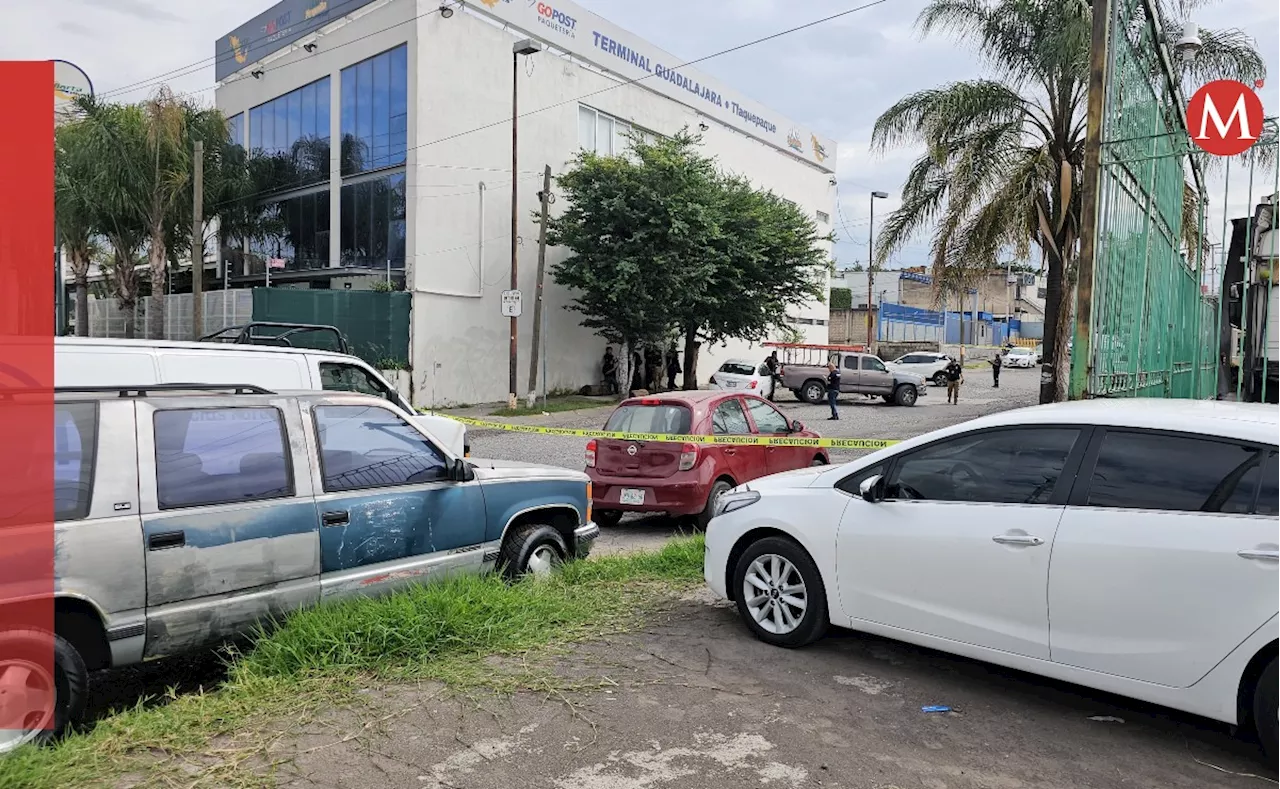 Asesinan a una persona al interior de su camioneta en Tlaquepaque