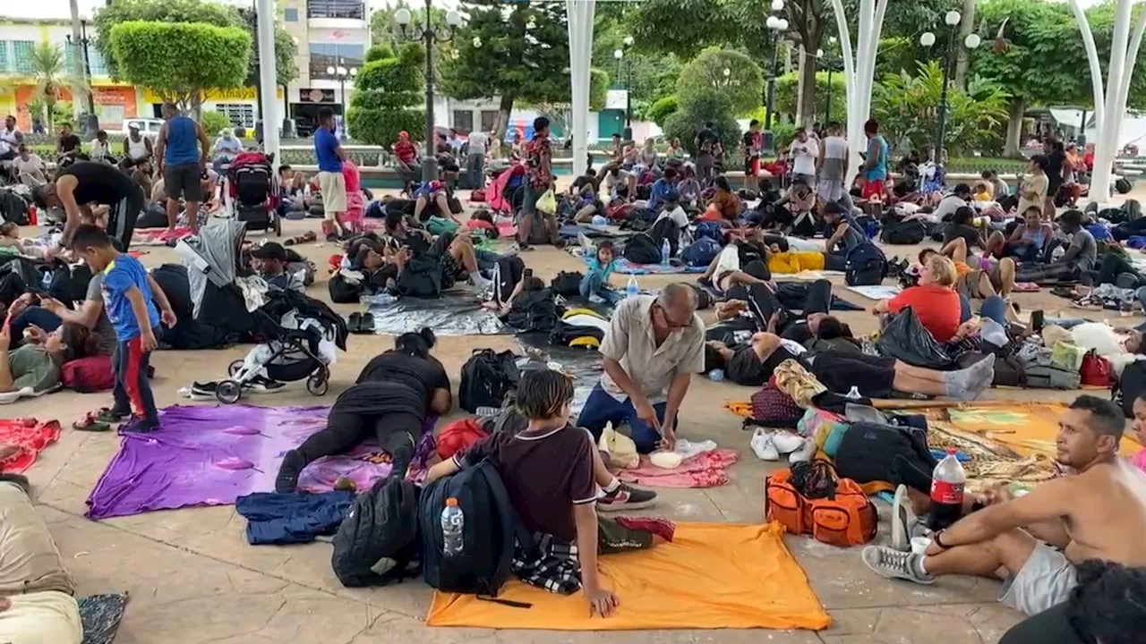 Llega caravana migrante a Escuintla; es el tercer día de la travesía por la ruta costera