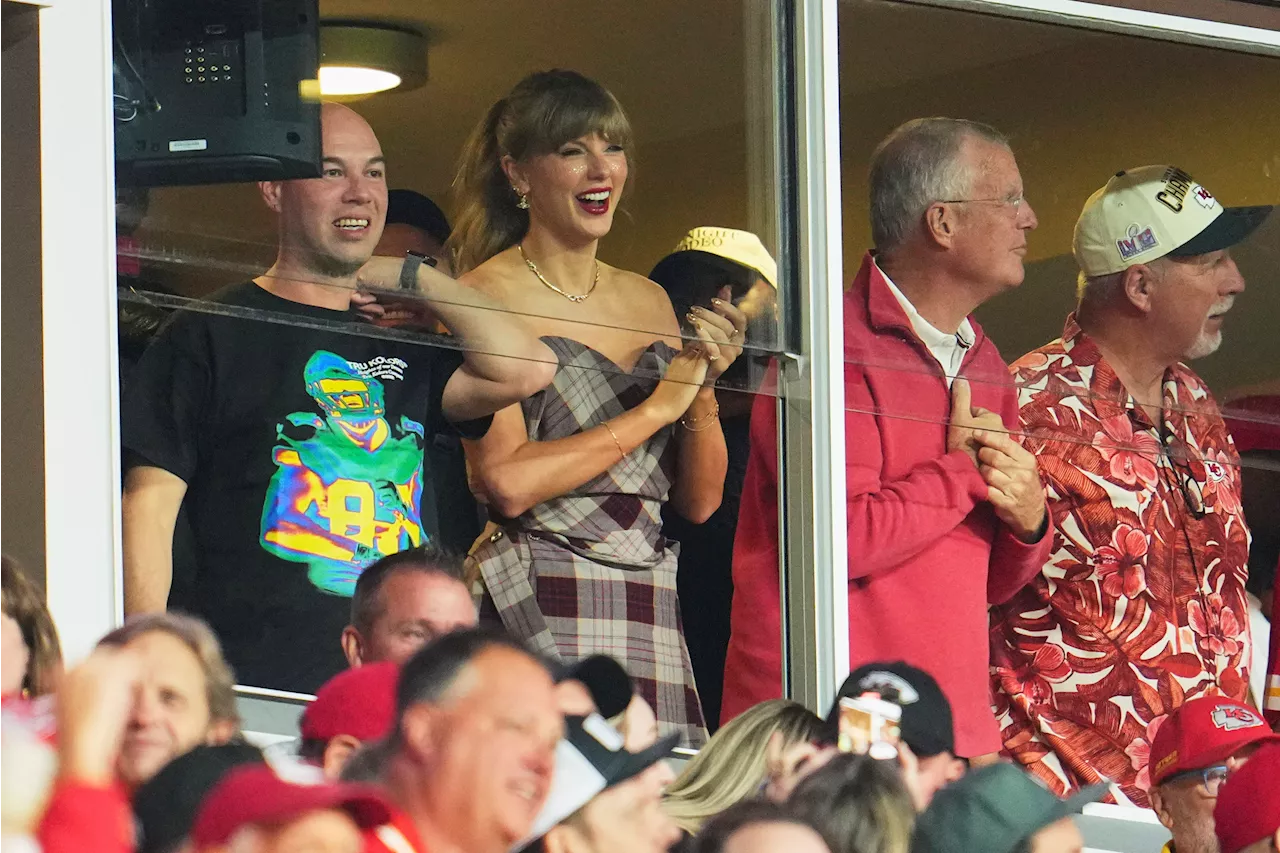 Jason Kelce has most supportive reaction to Taylor Swift arriving at Travis Kelce's NFL Game