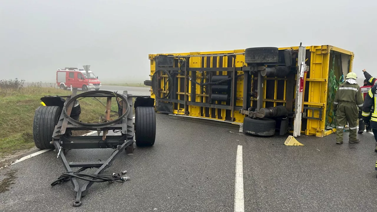 Lkw-Anhänger kippte während Fahrt um - verletzt wurde dabei niemand