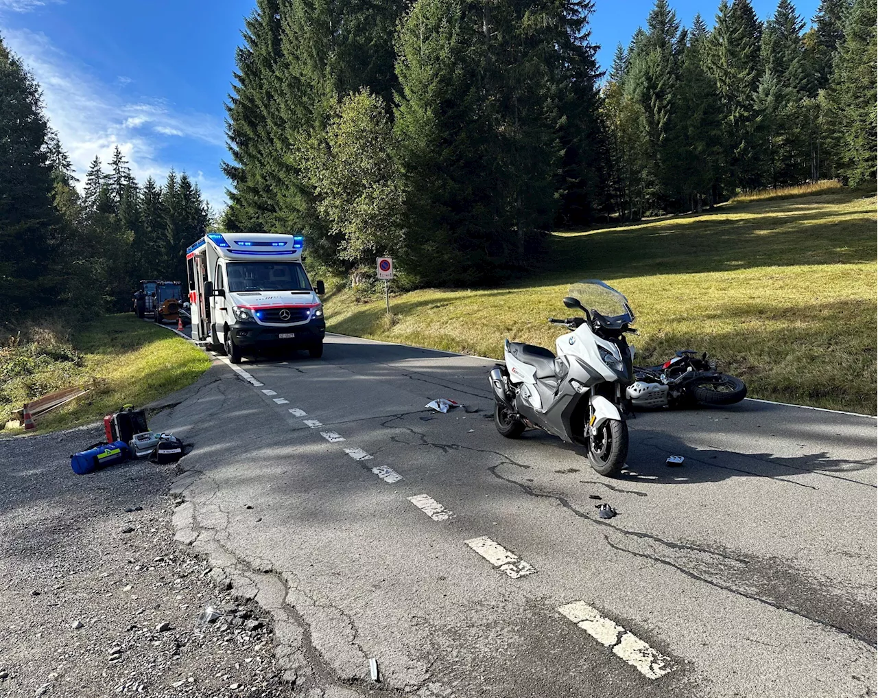 Vorderthal SZ: Zwei verletzte Motorradfahrer nach Frontalkollision