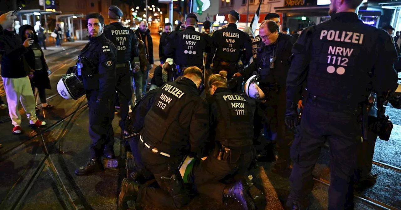 Pro-Palästina-Demos NRW: Polizist mit Fahnenstange geschlagen