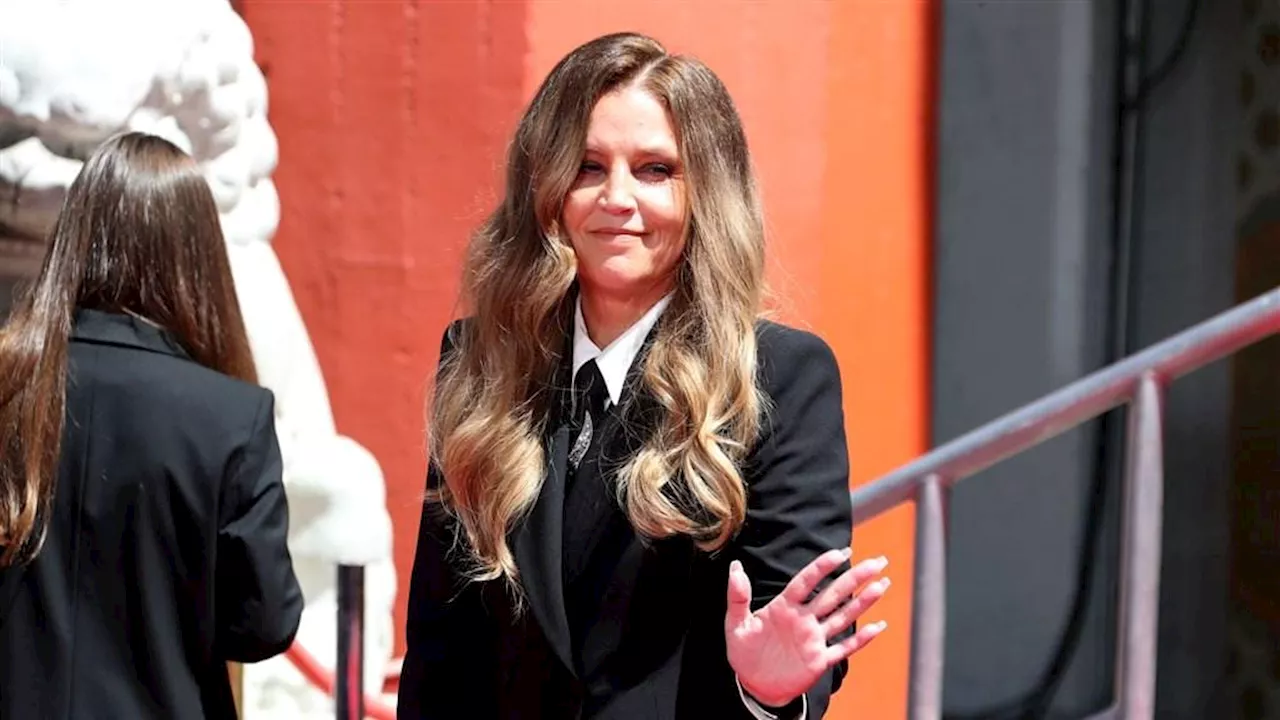 Lisa Marie Presley leek enkel troost te vinden in bed van haar vader Elvis