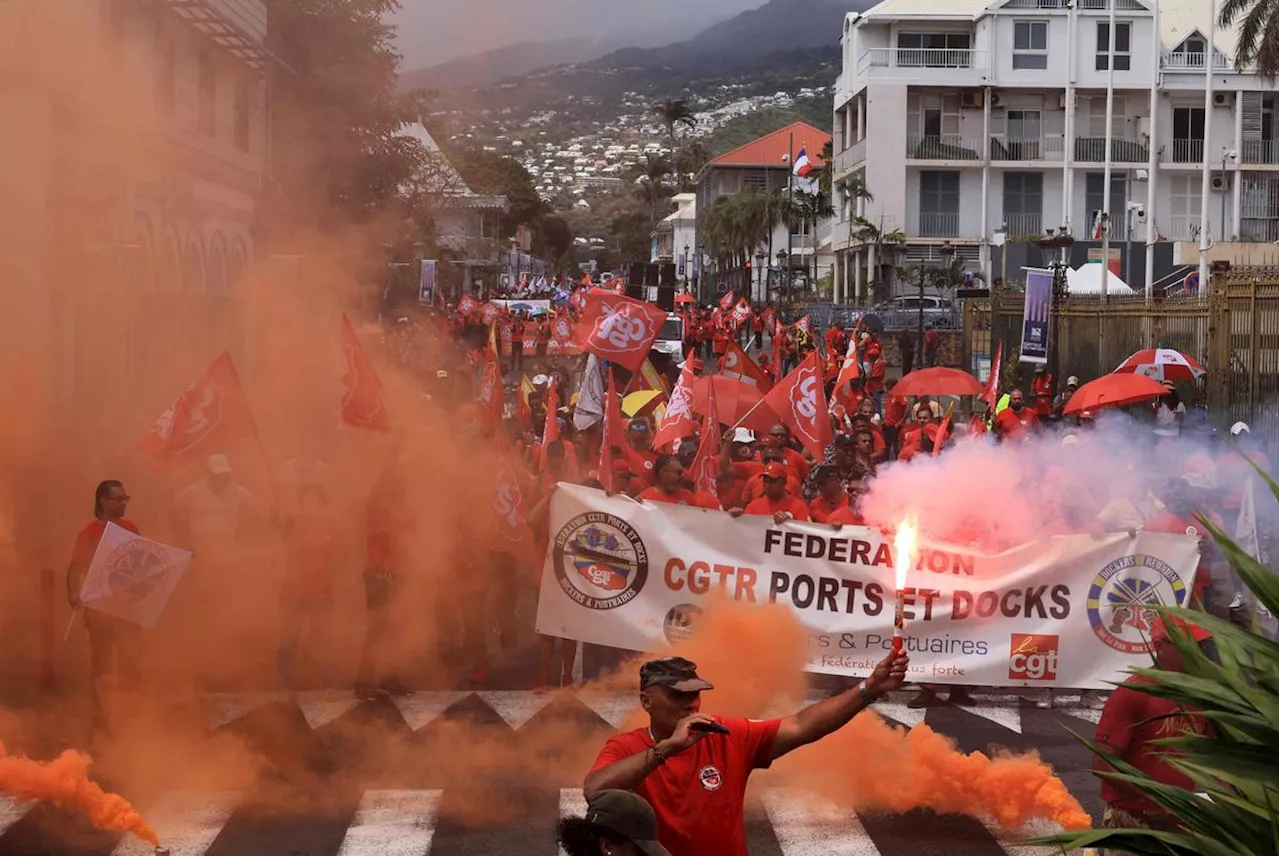 Violences en Martinique : 11 policiers blessés lors d’affrontements avec des manifestants contre la vie chère