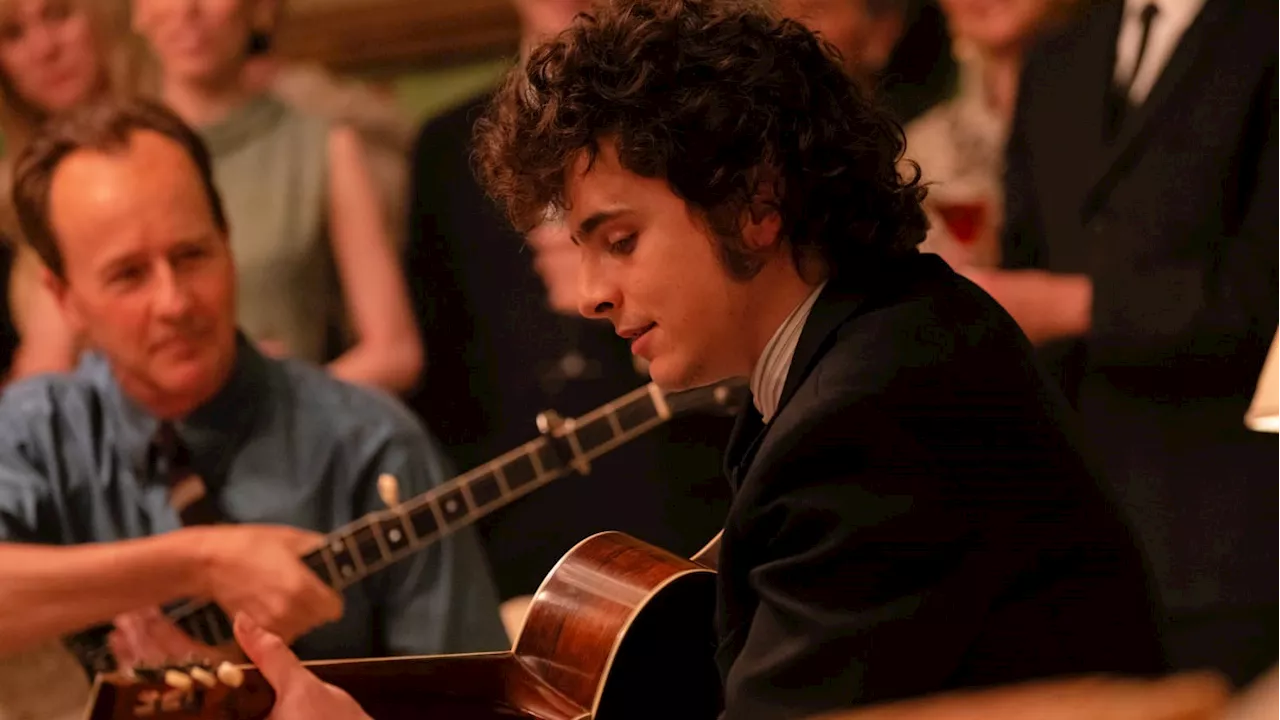 Timothée Chalamet Sings ‘Like a Rolling Stone’ in New Bob Dylan Trailer