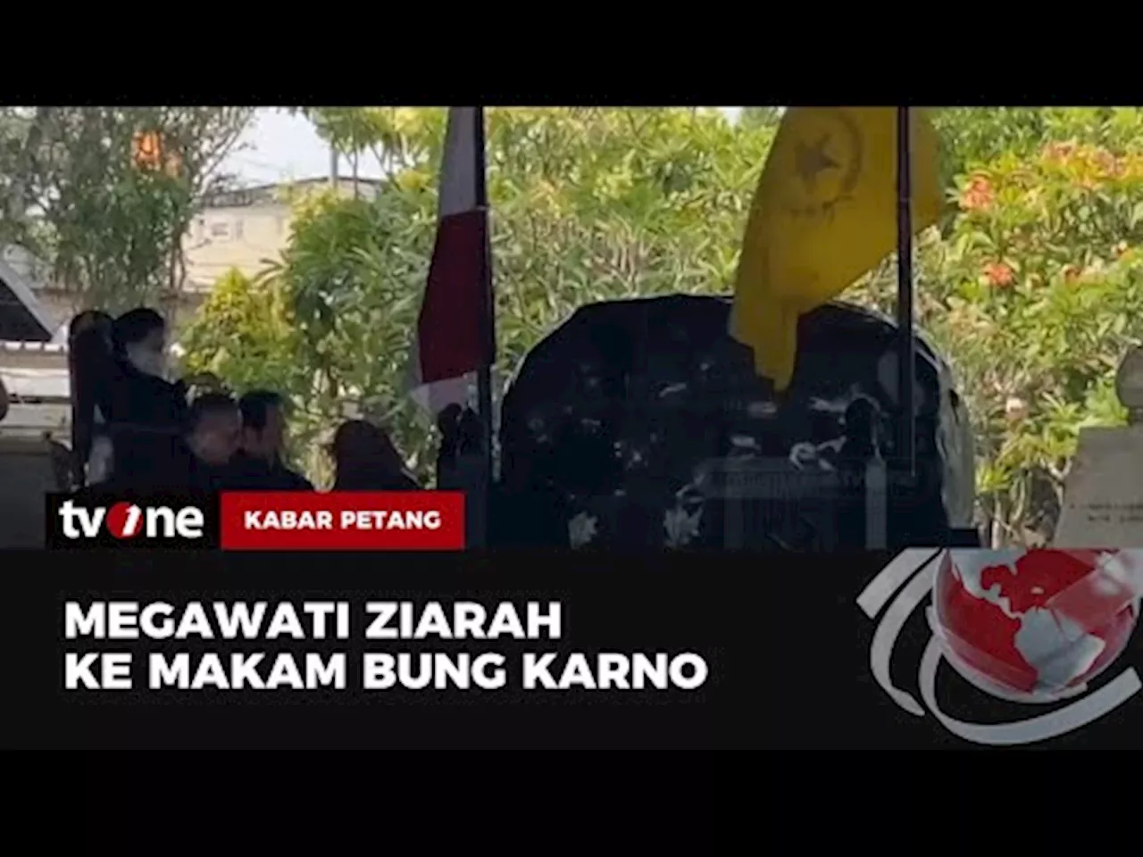 Megawati Ziarah ke Makam Bung Karno Bersama Rombongan